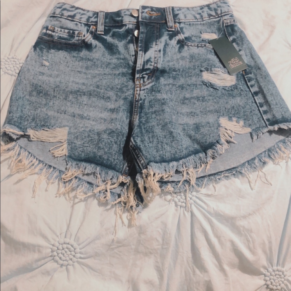 Frayed denim shorts
